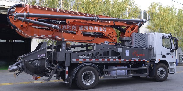 小身材大方量，32米泵車五節(jié)臂架，和大泵車一樣的動(dòng)力