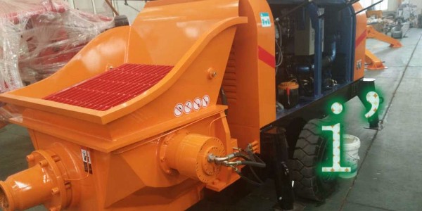 混凝土泵運(yùn)轉(zhuǎn)時(shí)，在料斗內(nèi)添加水和水泥砂漿的目的是什么？