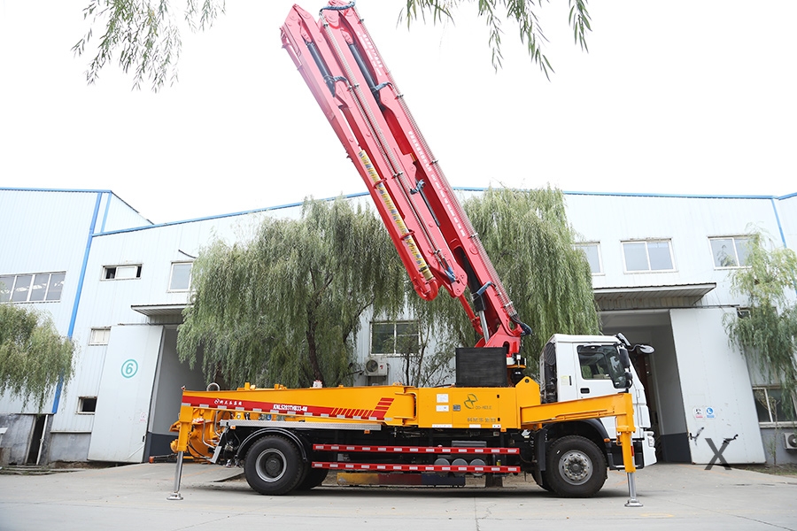 重汽豪沃33米混凝土泵車(chē)