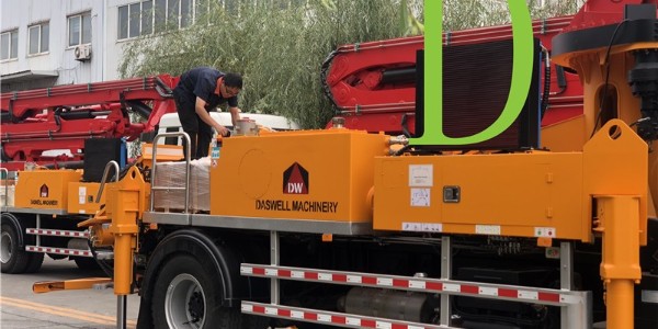 混凝土泵車(chē)在使用、維修時(shí)要注意哪些