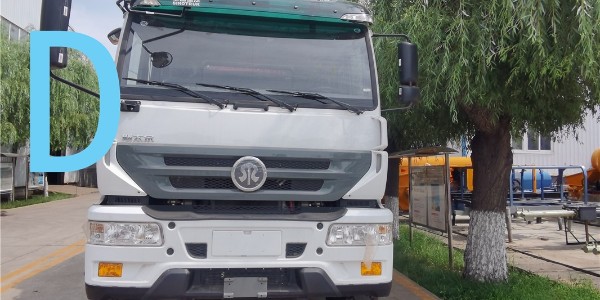 雨天路滑，泵車小心施工