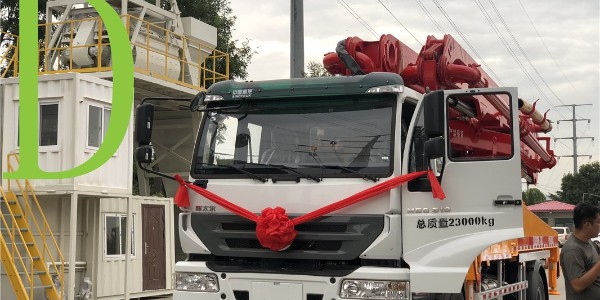 混凝土泵在輸送時(shí)，混凝土前管道用什么潤(rùn)滑?