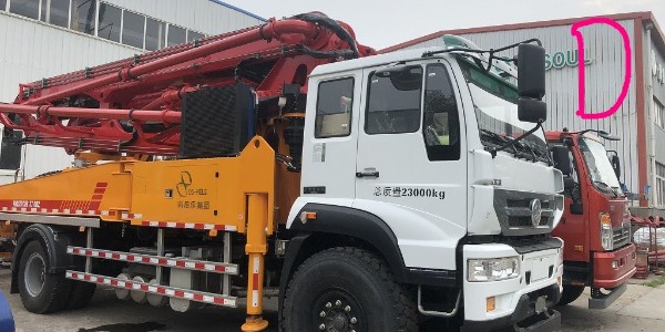 小型混凝土泵車泵送水泥是什么原理？