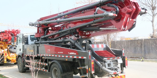 泵車(chē)應(yīng)隨時(shí)監(jiān)視各種儀表和指示燈