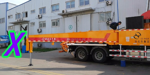 混凝土泵車(chē)的末端軟管容易受損，需注意泵車(chē)布料桿的傾斜狀態(tài)