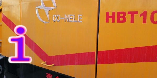 混凝土泵使用過(guò)程中，需要將輸送管道固定以免管道滑落或滑動(dòng)造成危險(xiǎn)