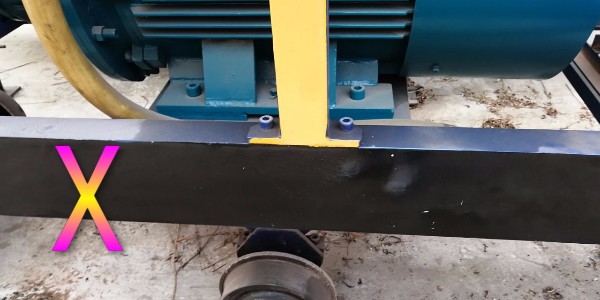 混凝土泵在進行泵送前，水泥砂漿注入料斗后為何要先進行反向攪拌？