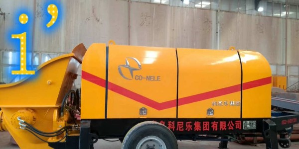 為什么在安置混凝土輸送泵時，要在機架底部墊木塊？